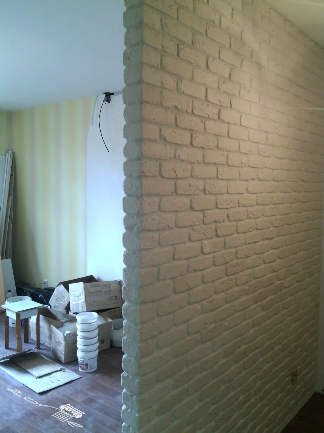 отделка стен гипсовыми кирпичиками. декоративный кирпич на стене из гипса. декоративный кирпич на стене из гипса. гипсовый кирпич в интерьере ванной. панели под кирпич из гипса.