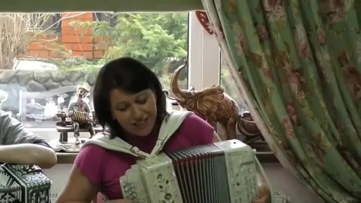 По тропе что снежком запорошена. Сергей лопатин по тропинке снежком запорошенной. По тропе запорошенной под гармонь. По тропе что снежком запорошена. По тропе снежком запорошена под гармонь.