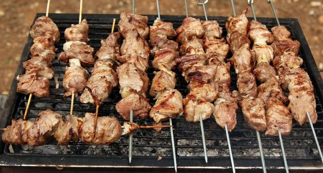 Шашлык. Шашлыки на даче. Жарить шашлык закон. Готовый шашлык. Жарим шашлык.