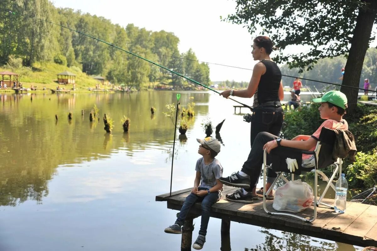 Платная рыбалка в крыму. Семья на рыбалке. Рыбалка всей семьей. Семейная рыбалка на озере. Семейное хобби рыбалка.