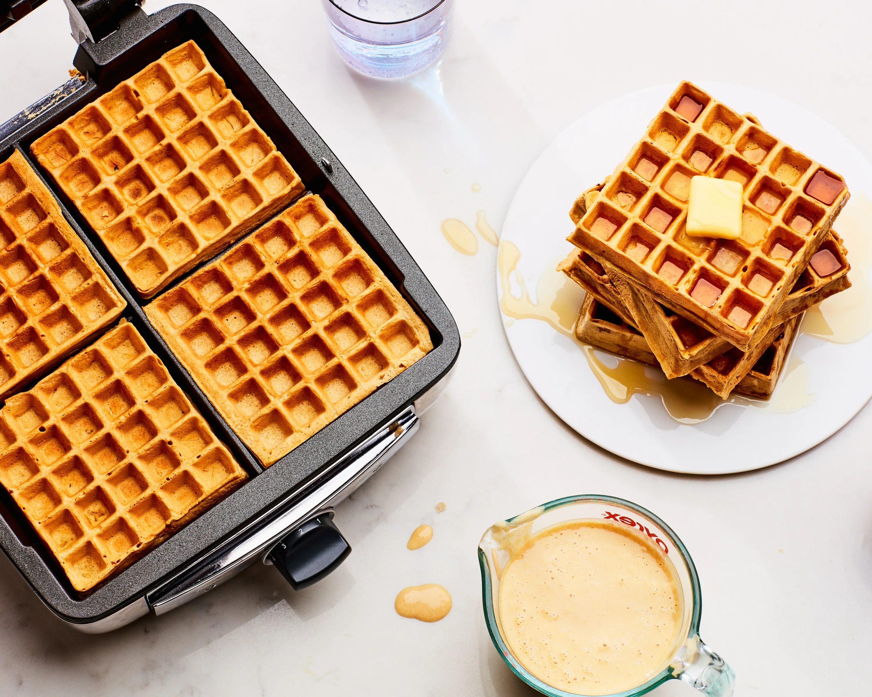 Несколько вафлей. Waffle maker вафельница. Вафельница Belgian Waffle Boat maker. Бельгийские вафли круглые. Упаковка для бельгийских вафель.