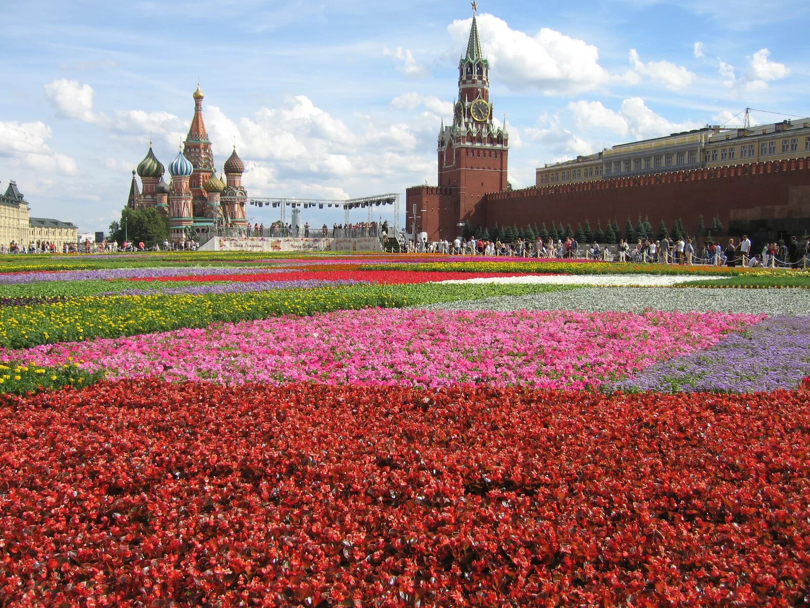 Красивые места в москве весной. Москва весной. Цветы на красной площади. Крем и цветы.