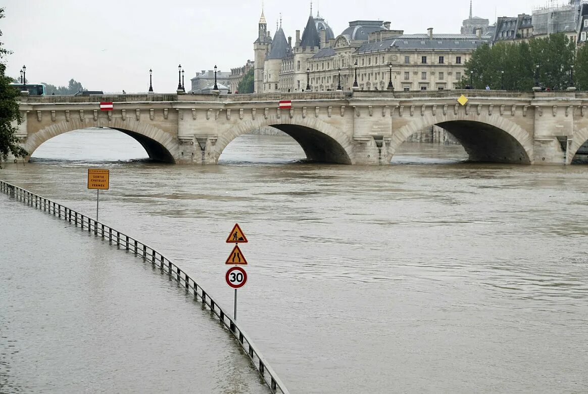 Вода в сенне. Вода в сенне. Вода в сенне. Река в париже. Наводнения в париже 2013.