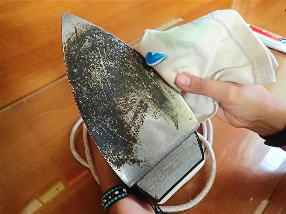 Сожгла брюки утюгом