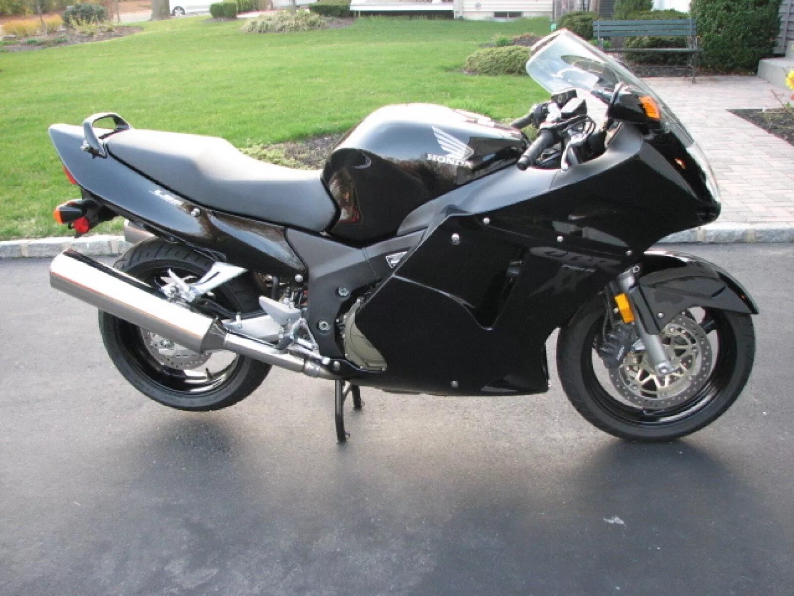 Honda blackbird 1100. Хонда черный дрозд 1100. Хонда cbr 1100 хх. Хонда сбр 1100хх. Cbr 1100 super blackbird.
