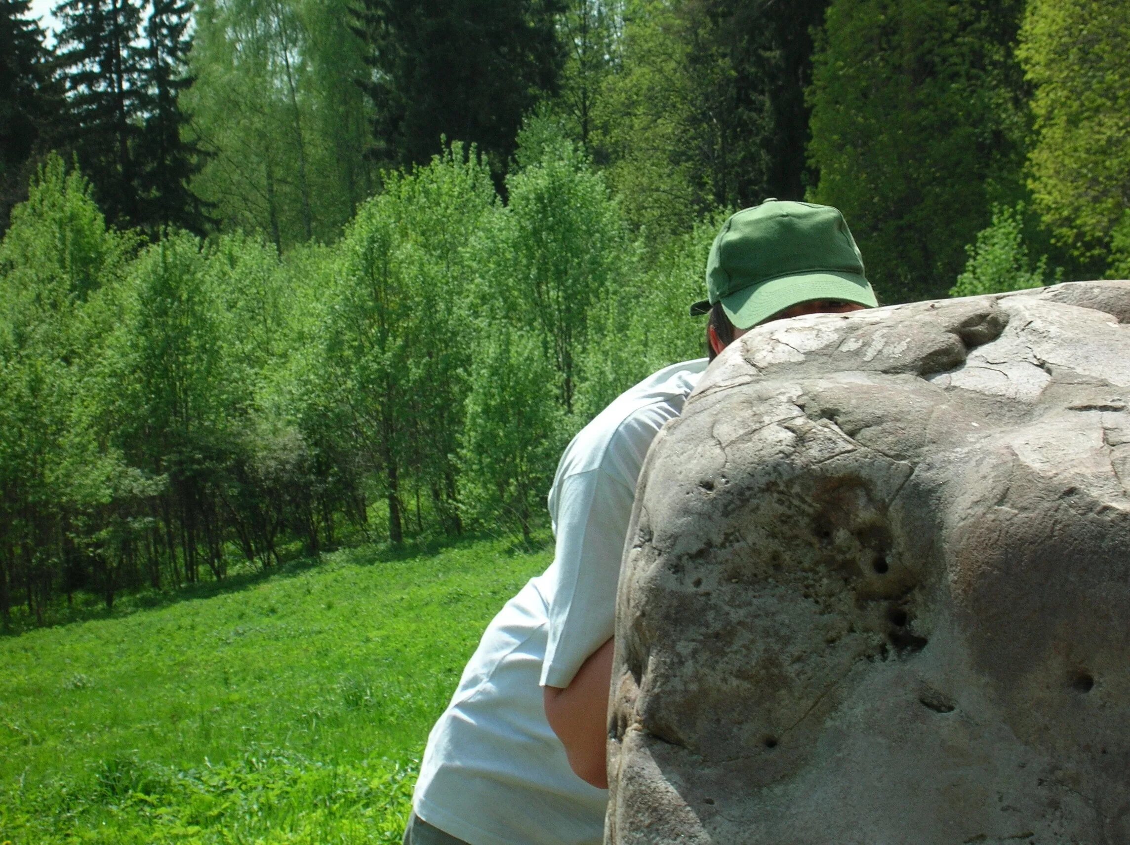 Спрятался за камнем. Смешной камень. Укрылся за камнем. Человек из камня.