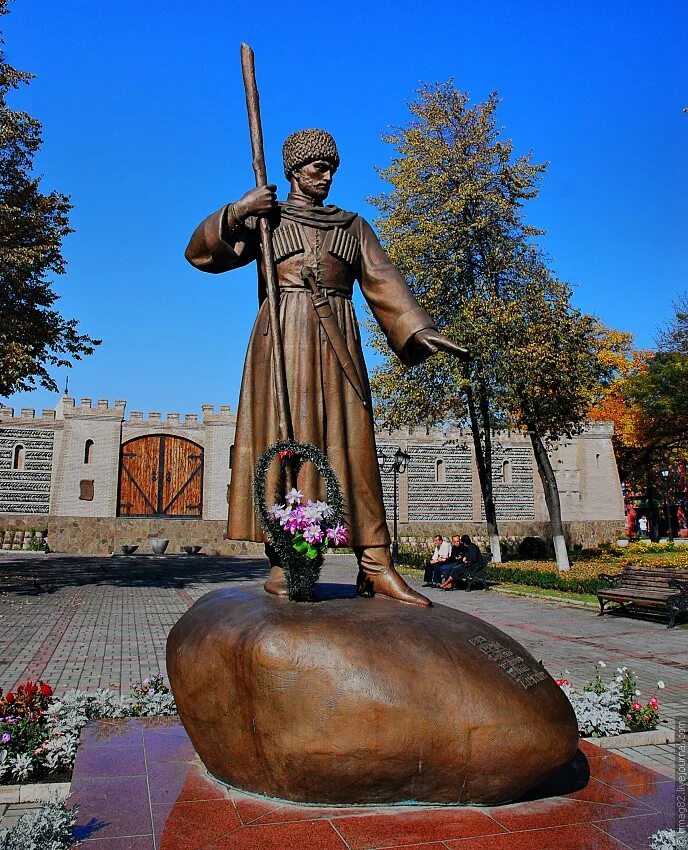 Площадь штыба владикавказ достопримечательности. Памятник на штыба во владикавказе. Площадь штыба владикавказ. Памятник дзаугу бугулову владикавказ. Владикавказ памятник бугулов.