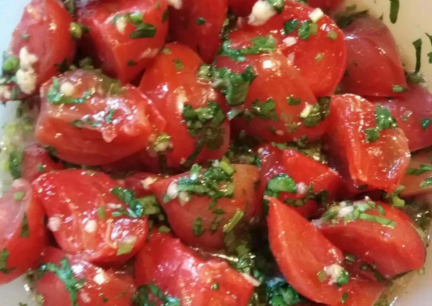 Маринованные помидоры быстрого приготовления на закуску. Помидоры в маринаде быстрого приготовления. помидоры с чесноком и зеленью. малосольные помидоры. малосольные помидоры быстрого приготовления.
