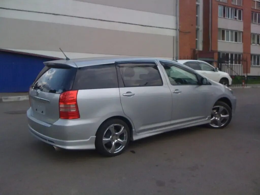 Тойота виш zne14. Тойота виш 2007 черный колес черный. Toyota wish 1. 8 g. Спойлер toyota wish.