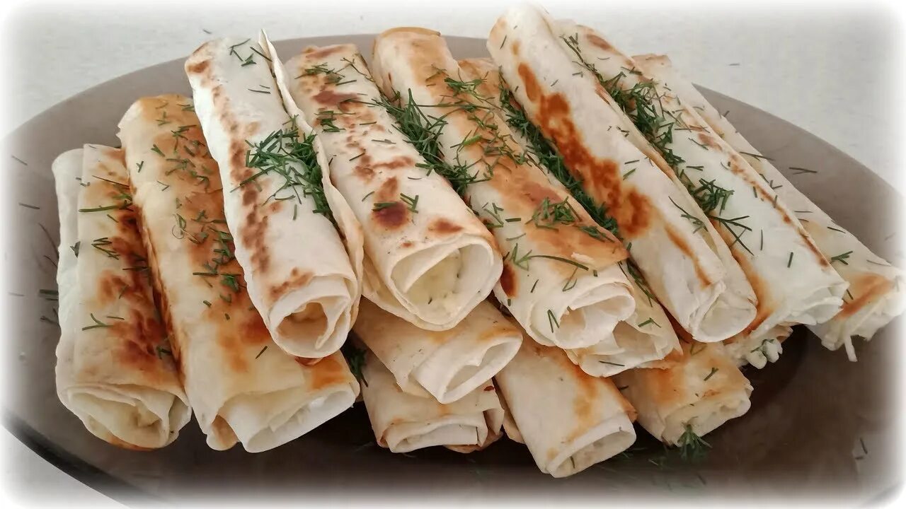 Закуски жареный лаваш. Лаваш с колбасой и сыром на сковороде. Закуски жареный лаваш. Жареный лаваш с колбасой и сыром. Лаваш с сыром.