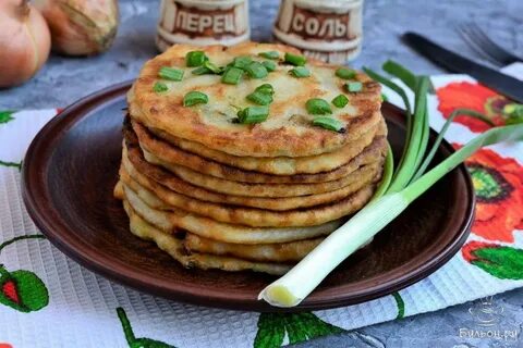 Тесто с зеленым луком на сковороде