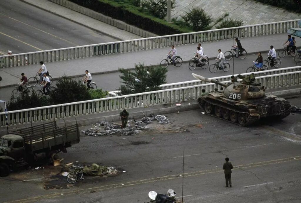 События на площади тяньаньмэнь. События на площади тяньаньмэнь 1989. китай площадь тяньаньмэнь 1989. 4 июня 1989 площадь тяньаньмэнь. 1989 год китай площадь тяньаньмэнь.