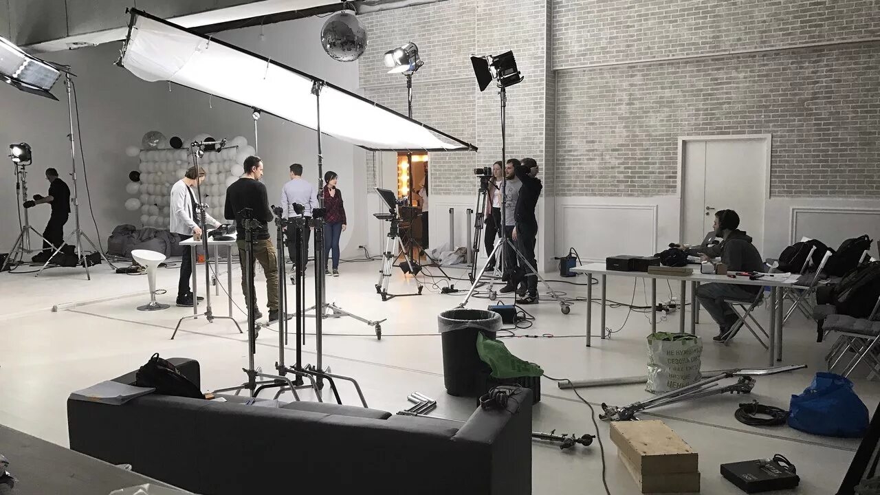 Студия с циклорамой москва. Голливуд студия съемочные павильоны. Хромакей циклорама москва. Звуковая кабинка. Студийный павильон.