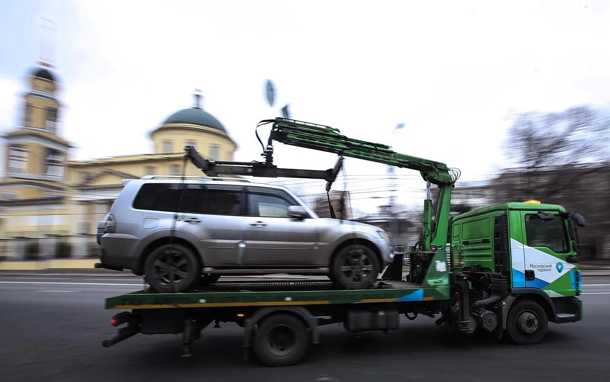 Служба эвакуации автодруг. Эвакуатор ЦОДД. Mercedes Benz 2022 эвакуатор. Эвакуация авто. Эвакуатор увозит машину.