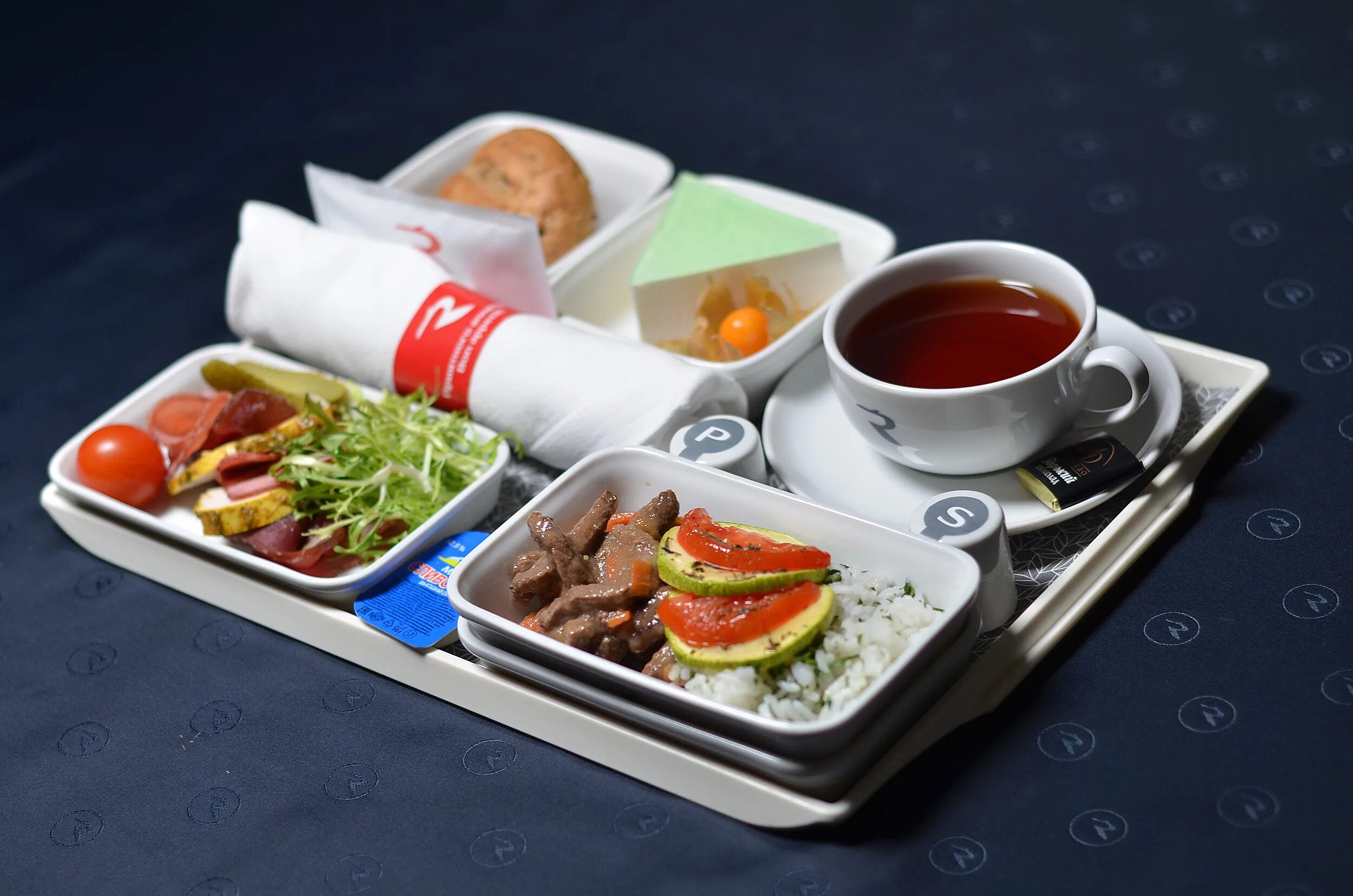 Фуд мониторинг питания рф. Еда в самолете. Обед в самолете. Бортового питания. Бизнес-класс бортовое питание.