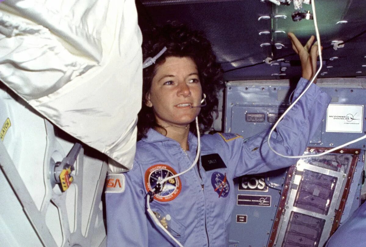 Женщины на орбите. Салли Райд американский космонавт. Салли Райд в космосе. Салли Райд первая женщина в космосе 1983.