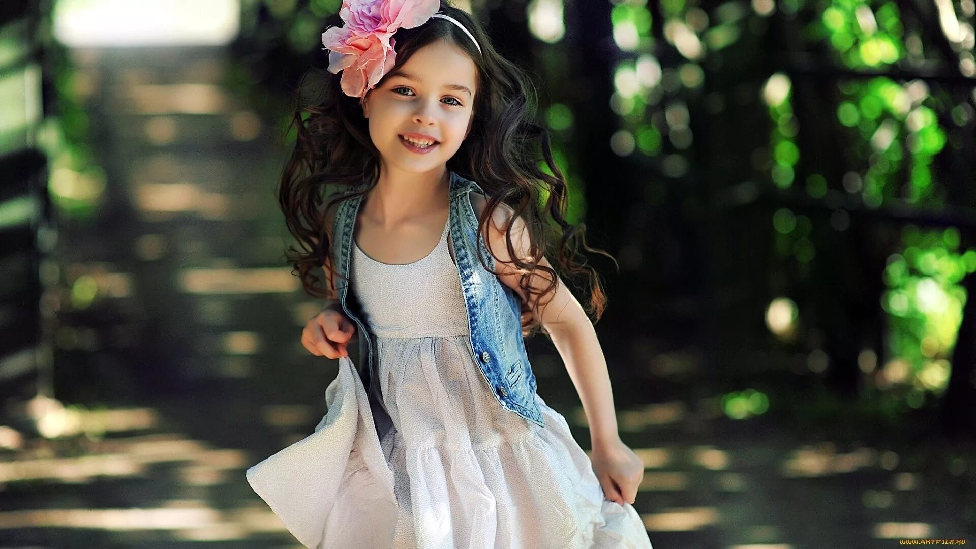 Девочка с цветами. Дети и природа. Красивые детки. Красивые маленькие девчонки. Маленькие детки девочки.