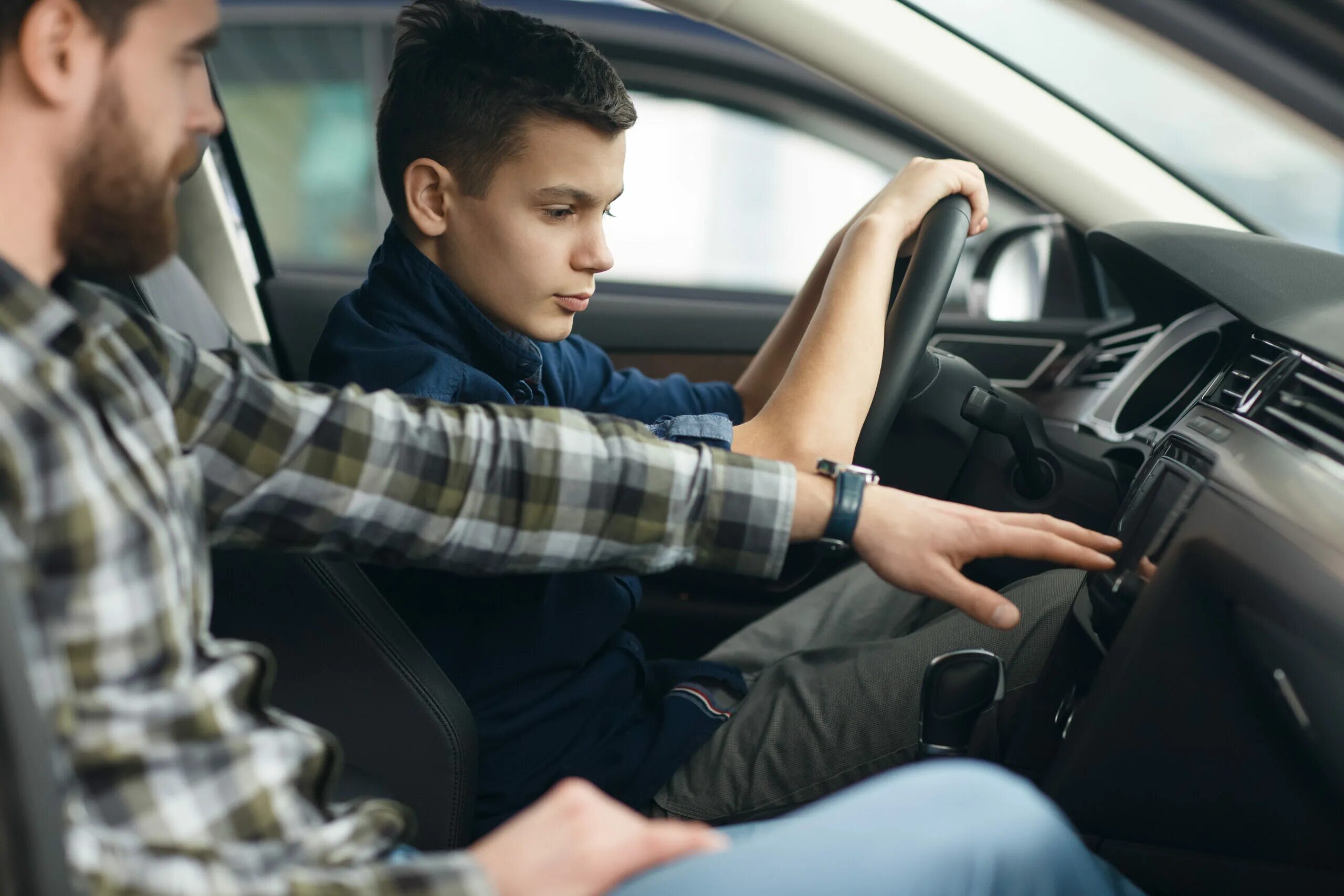 Водитель драйв. Молодой парень водит машину. Драйв машина. Car Driver. Driver back