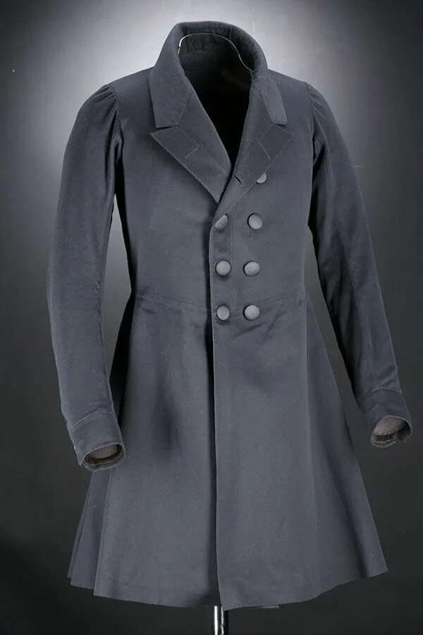 Сюртук также считался верхней одеждой. Пальто в викторианском стиле мужское. Викторианское пальто мужское. Мужской плащ в викторианском стиле. Пальто сюртук.