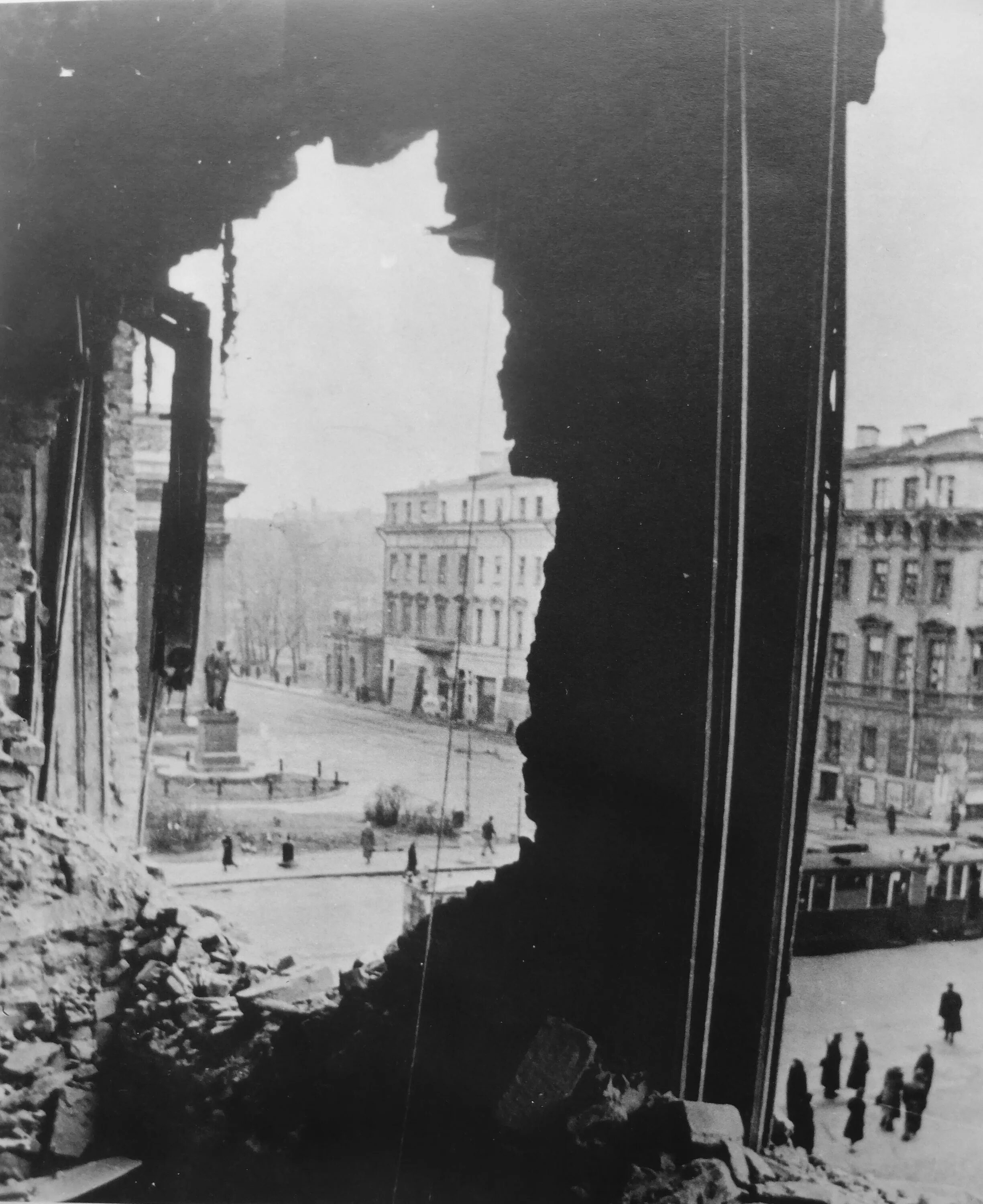 Здание блокадного ленинграда. Ленинград город 1945. разрушенный блокадный ленинград. блокада ленинграда разрушенные здания. невский проспект после войны.