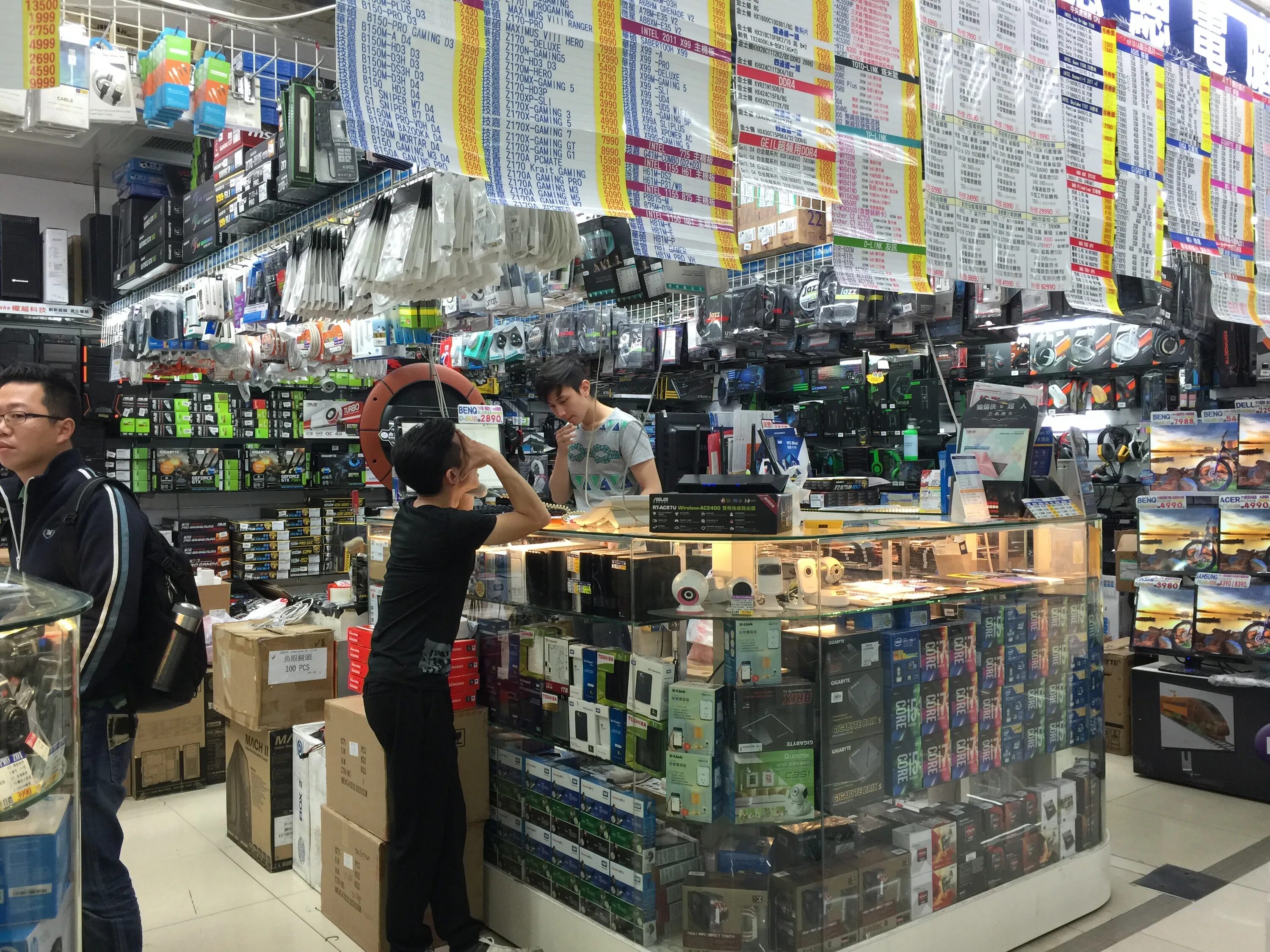 Pc store. Магазин видеоигр в японии. pc shop. gaming pc store. 28bit магазин.