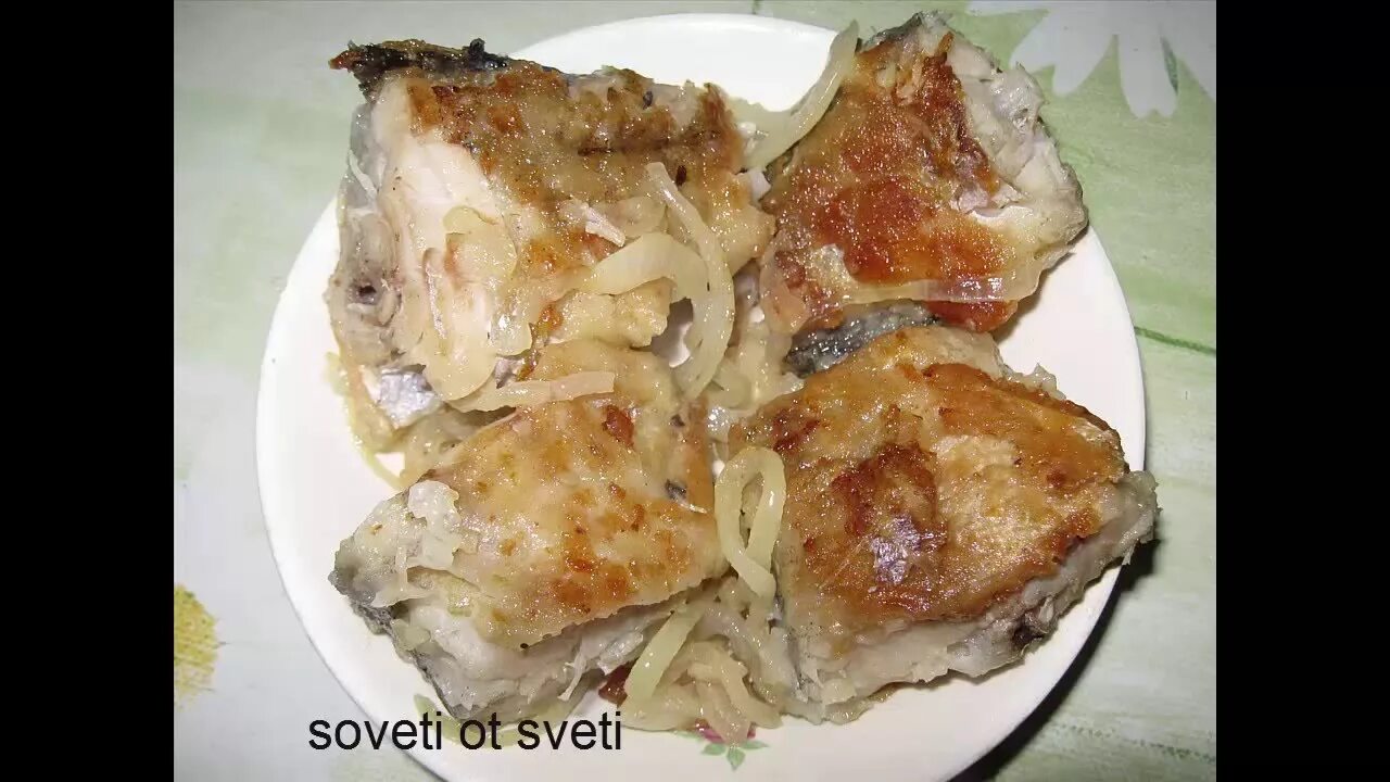 Пожарить вкусно минтай с луком. Рыба минтай жареная на сковороде. Минтай жареный на сковороде с луком. Минтай жареный с луком. Минтай с луком на сковородке.