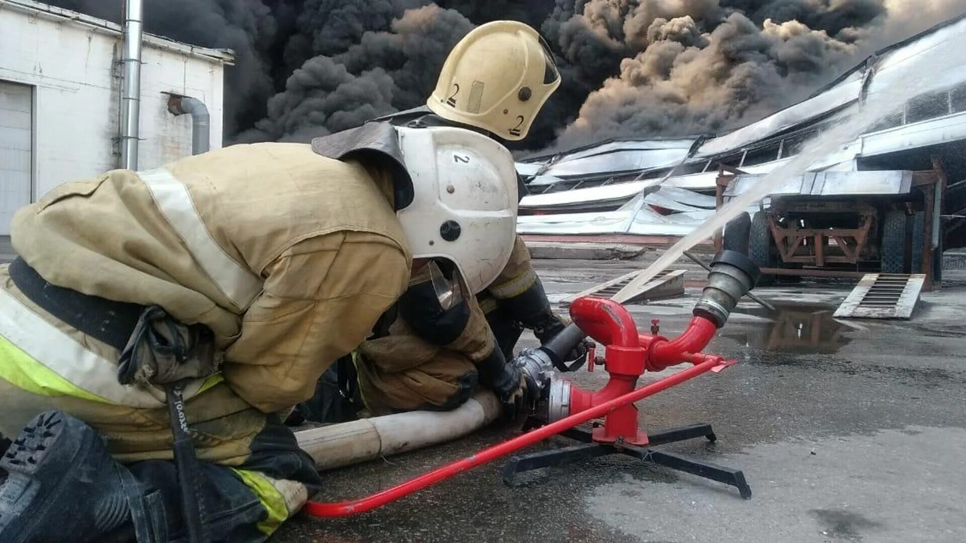 Пожар риа новости. Пожарные тушат пожар. Тушение пожара на складе. Пожарный в Красноярском крае. Тушение пожара Красноярск.