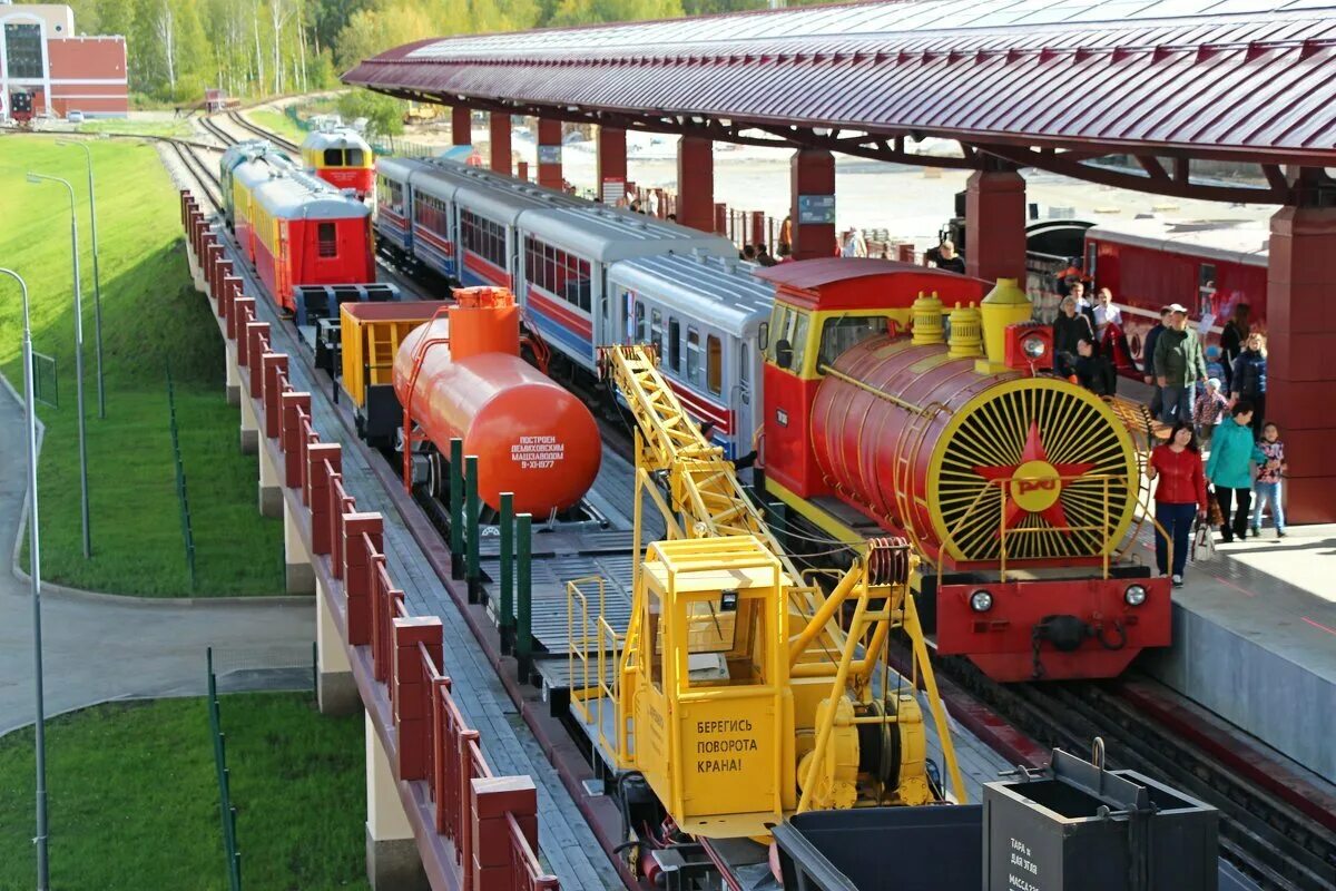 Детский поезд екатеринбург. Парк маяковского екатеринбург железная дорога. Цпкио екатеринбург детская железная дорога. Паровоз на яджд. Поезд ржд екатеринбург.
