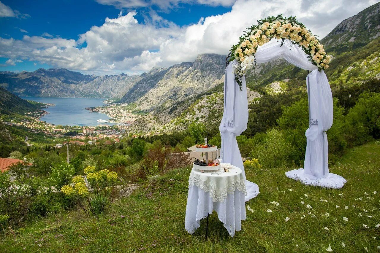 Арка горы. Гора Ловчен свадьба. Свадебная арка в Черногории. Гора Ловчен Черногория. Черногория Свадебная церемония.