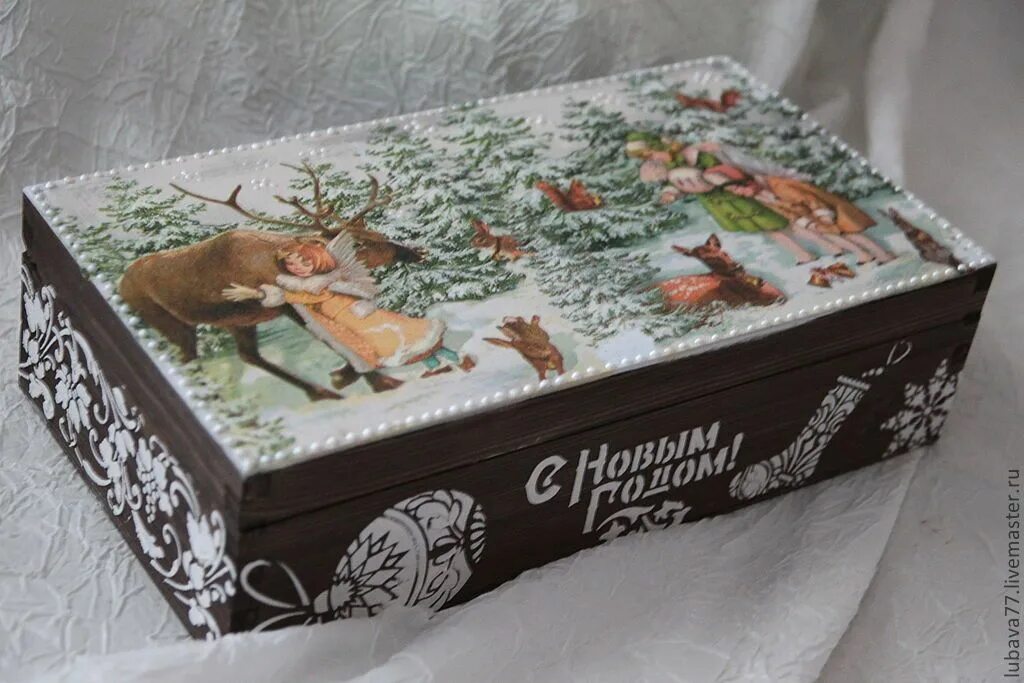 Подарки декупаж. Декупаж новогодней коробки. декупаж картонной коробки новый год. новогодний короб декупаж. новогодний короб для игрушек декупаж.