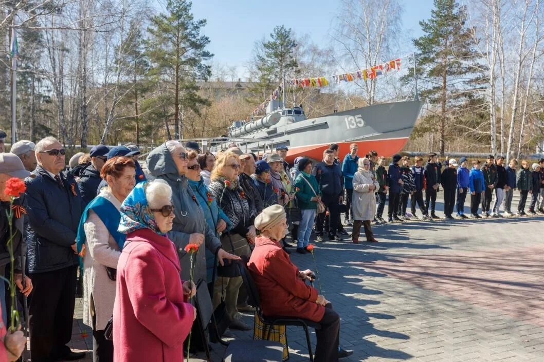 Возложение цветов. Торжественное возложение цветов к памятнику. Мероприятие. Мероприятия посвященные Дню Победы.