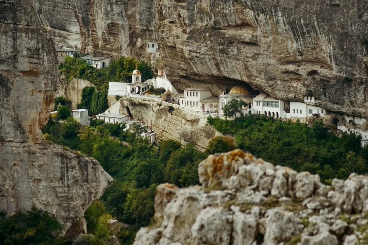 Монастырь в горе в крыму. Свято-успенский пещерный монастырь. свято-успенский пещерный монастырь бахчисарай. свято успенский бахчисарайский монастырь крым. успенский пещерный монастырь в крыму.