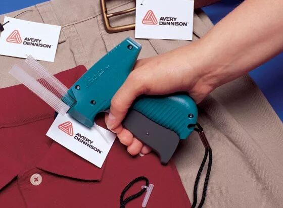Как прикрепить бирку на одежду обратно. Avery dennison резак snitty mx-164a. крепление этикеток на одежду. аппарат для бирок на одежду. крепление бирки на одежде.