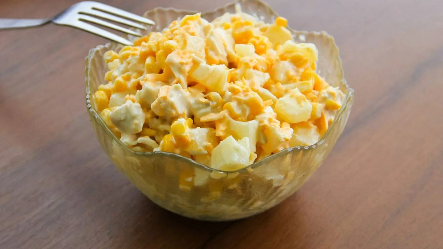 Куриную грудку ананас яйцо сыр. Салат с ананасами и куриной грудкой и сыром. Салат с ананасом и курицей копченой и сыром. Салат с копченой курицей и ананасами и кукурузой. Ананасовый салат с курицей и сыром.