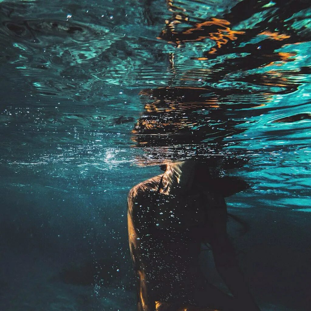 Тонуть мужчине в воде. Девушка тонет в море. Девушка под водой. Под водой Эстетика. Девушка в воде.