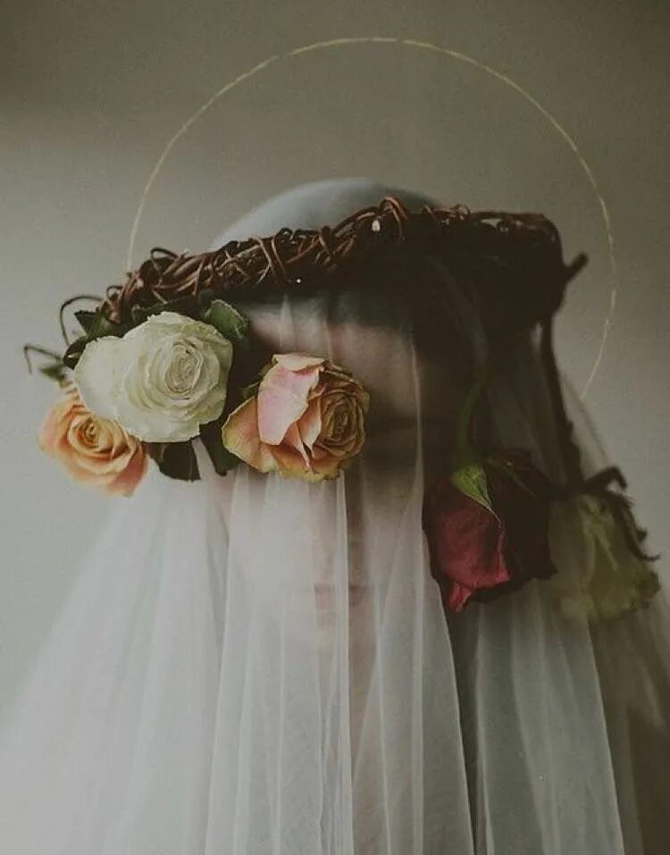 Утонченная девушка. Девушка с вуалью. Девушка в шляпке с вуалью. Снятие вуали. Девушка в белой вуали.