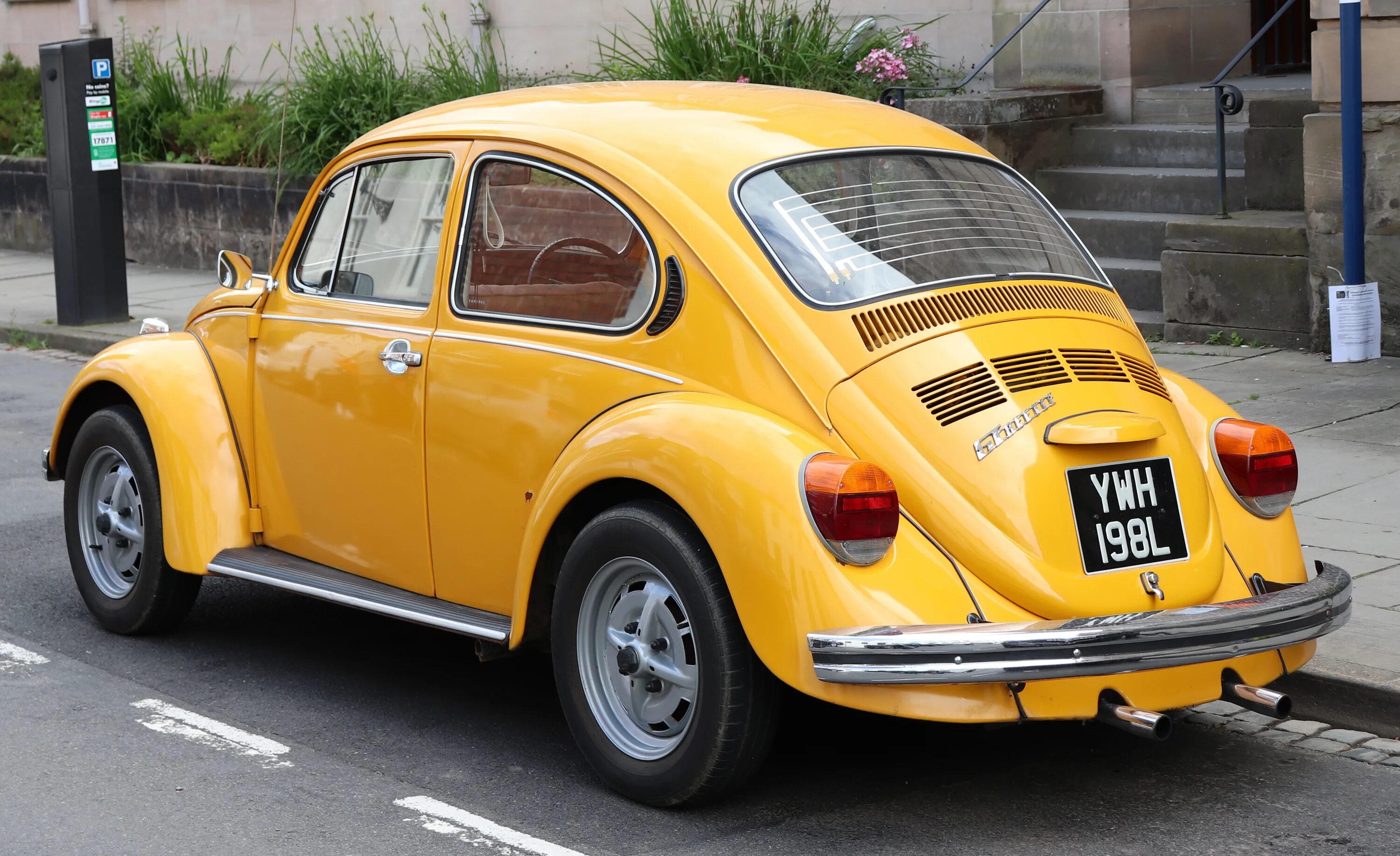 Первые автомобили volkswagen. Volkswagen Käfer – «Жук». 1946. Volkswagen Käfer Жук Beetle. Фольксваген Beetle 2022г. Фольксваген Жук 1972.