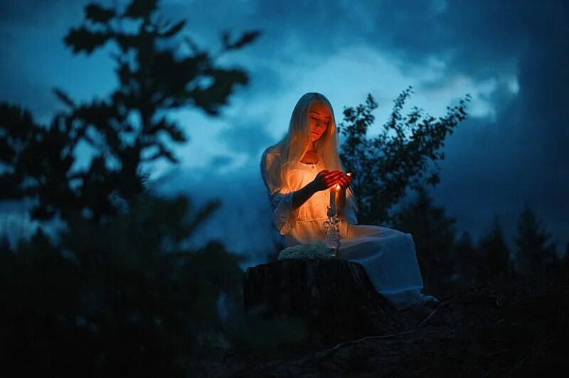 Фотосессия со свечами на природе. Женщина в лесу ночью. Фотосессия со свечами в лесу. Девушка ночью в лесу.