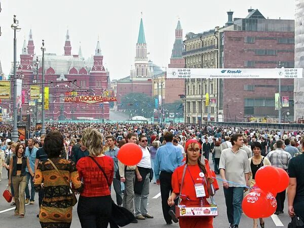 Москва люди. Жители Москвы. С днем города москвичи. День города 2013 Москва. Городское население москвы