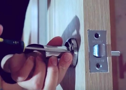 Вскрытие замков. Дверная ручка с замком для межкомнатных дверей. Замки для межкомнатных дверей. Врезать замок в межкомнатную дверь. Блокиратор двери икеа.