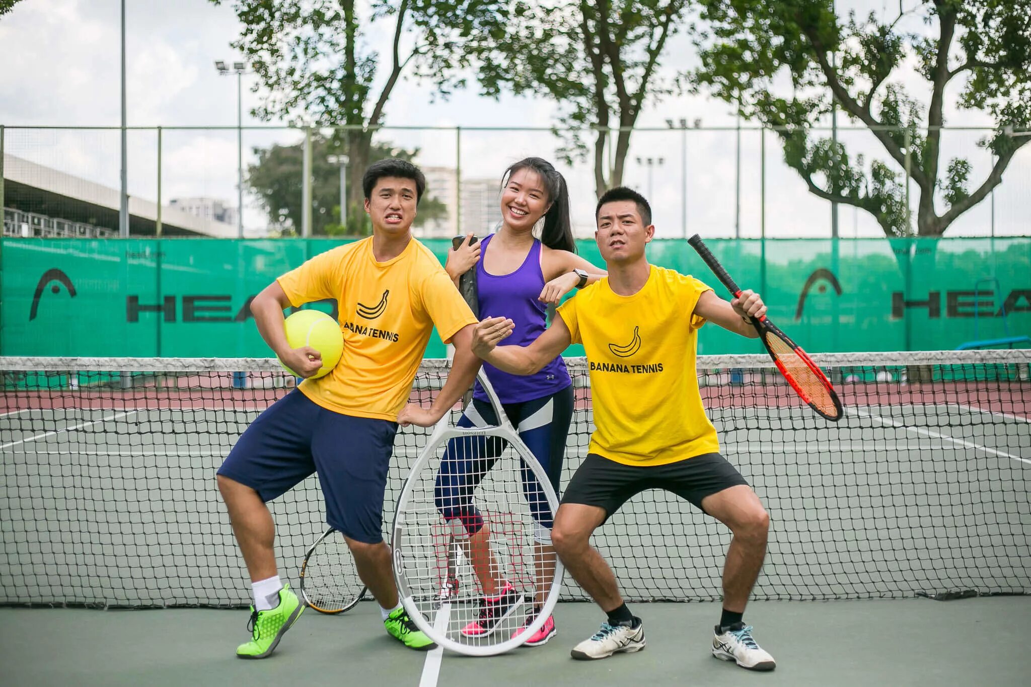 Tennis coach. Тренер с учеником теннис. Вайзиндонг банан теннис. Tennis Lesson.