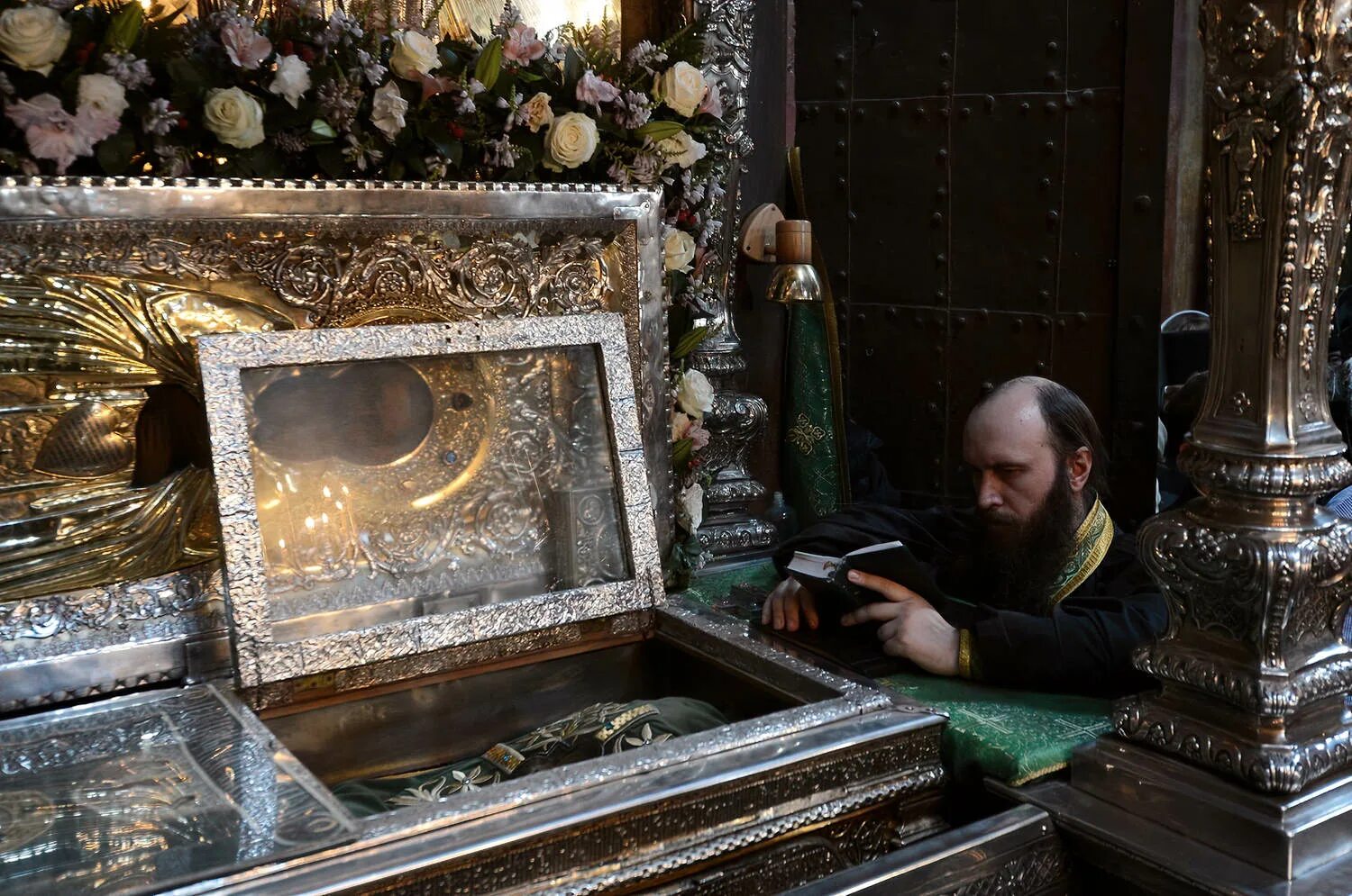 десница георгия победоносца. мощи св спиридона тримифунтского. николая чудотворца. андрея первозванного. мощи преподобного спиридона тримифунтского корфу.