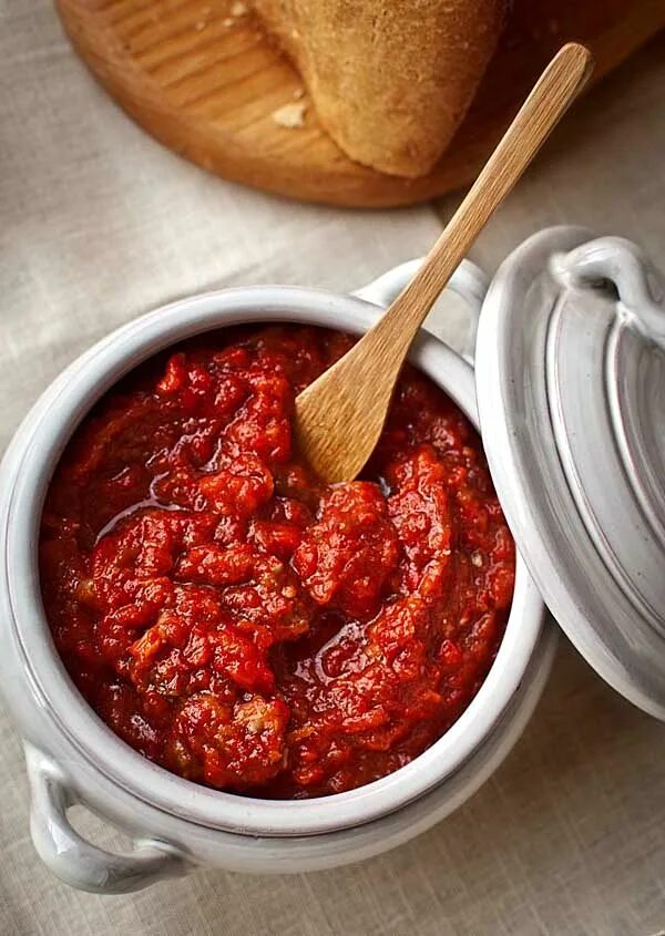 Соус из запеченного перца. Соус из печеного перца. Турецкий острый соус. Соус лютеница. Печеный перец с соусом.