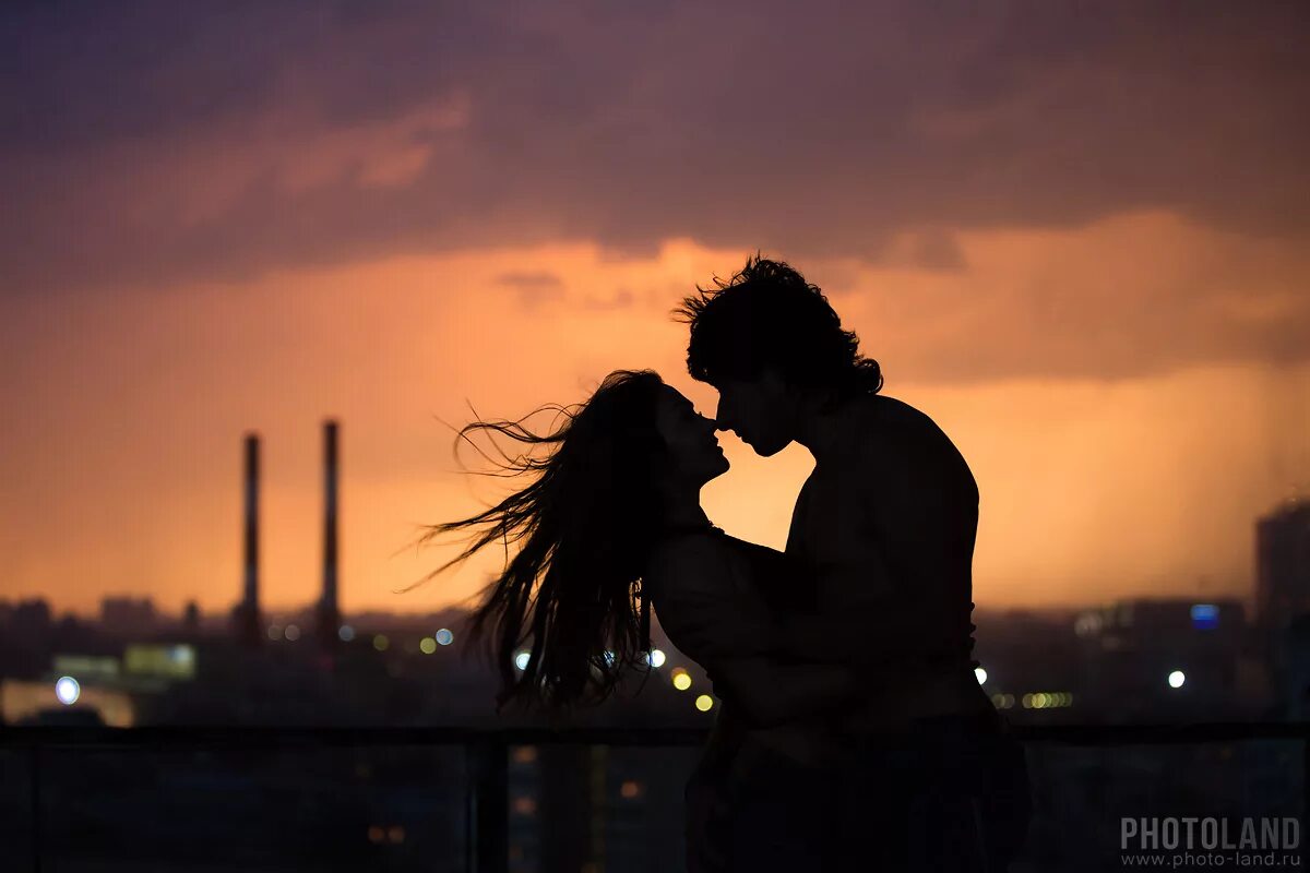 парень и девушка на мосту. пара городов песня. пара на фоне ночного города. пара городов песня. ночной город люди.