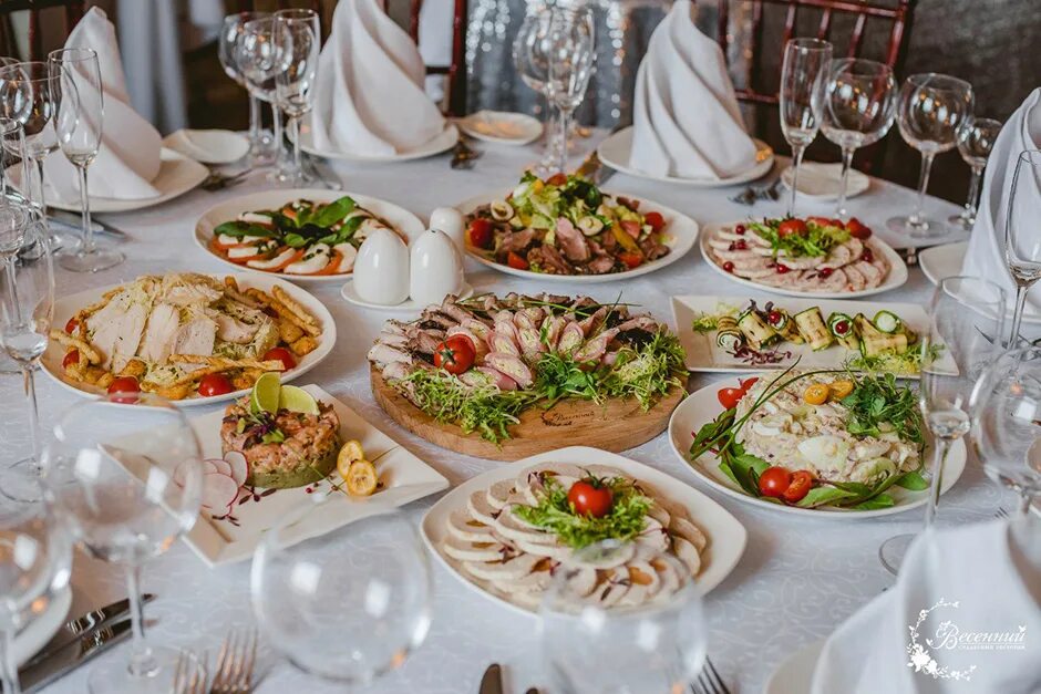 Афина астрахань банкетный. Стол на день рождения меню. Праздничный стол на день рождения. Праздничный стол на юбилей. Большой стол на день рождения.