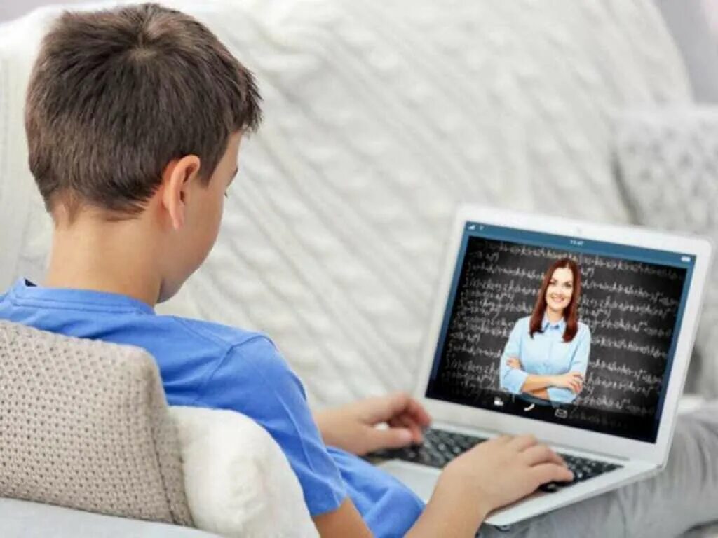 Ребенок учится дистанционно. Ребенок учится дистанционно
