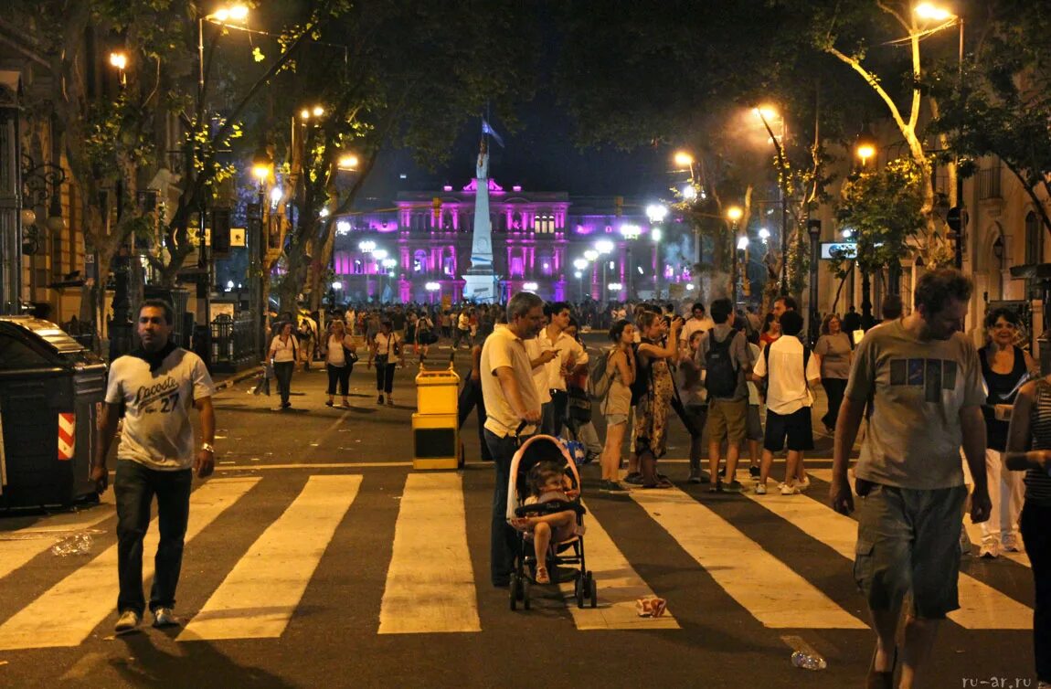 Особенности быта аргентины. Аргентинцы Буэнос Айрес люди. Буэнос Айрес люди на улицах. Аргентинцы на улице. Аргентинцы население на улице.