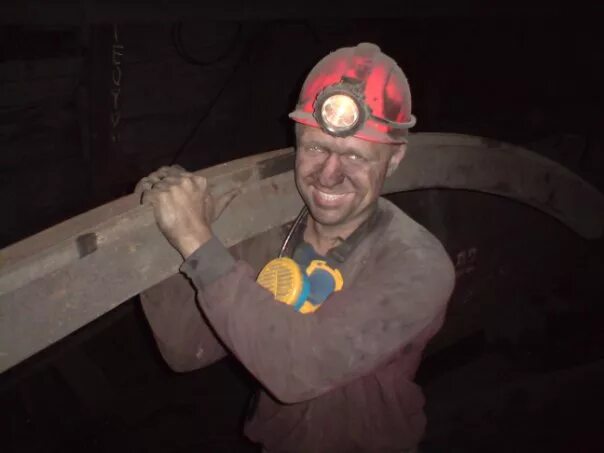 Шахтер проходчик. Профессия проходчик в шахте. Рабочие в шахте. Шахтер проходчик. Шахта талдинская западная.