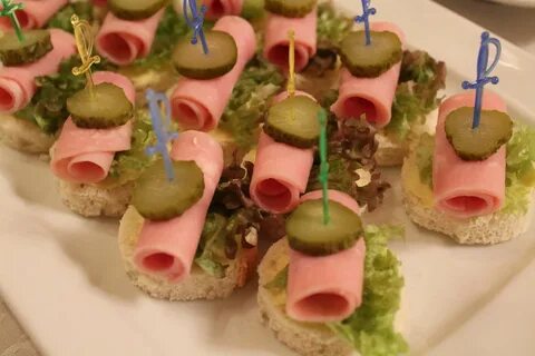 Закуска колбаса огурец
