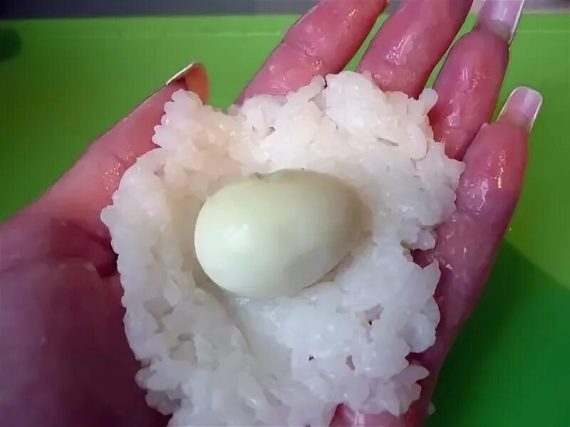 Рисовый шарик издевается. Рисовые шарики экструдированные. Консистенция рисовых шариков. Шарики из риса в руках. Шарики из риса с начинкой внутри.